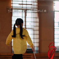 一个向下箭头穿过圆环，抽象表示资源下载